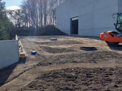 Demapack Oudenaarde, werf, glk, loods, gekalkte grond, buitenverharding, beton, asfalt, laadkade 