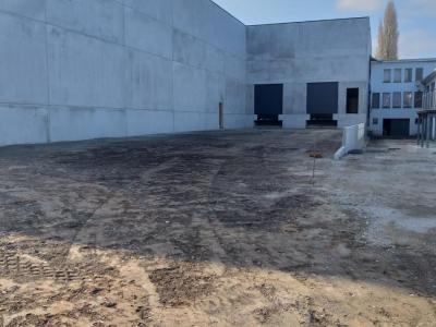 Demapack Oudenaarde, werf, glk, loods, gekalkte grond, buitenverharding, beton, asfalt, laadkade, nivelleer, nivelleringswerk, omgevingswerk, betonwerk, l paneel