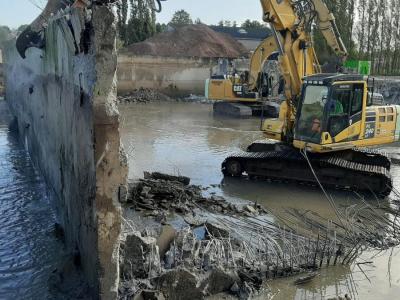 Sloopwerken eierverwerkend bedrijf, Vandewiele, Olsene, afbraakwerken, werf, glk, kraan Komatsu