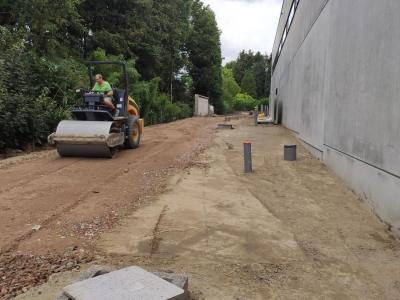 Demapack Oudenaarde, werf, glk, loods, gekalkte grond, buitenverharding, beton, asfalt, laadkade, nivelleer, nivelleringswerk, omgevingswerk, betonwerk