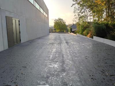Demapack Oudenaarde, werf, glk, loods, gekalkte grond, buitenverharding, beton, asfalt, laadkade, nivelleer, nivelleringswerk, omgevingswerk, betonwerk, l paneel