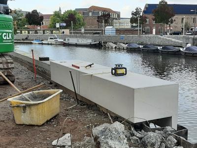 Plaatsen nieuwe zitblokken Leieboord de Molens