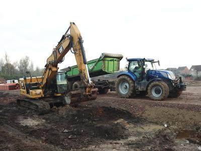 Werf Lede tractor met kar en graafkraan aan het werk1