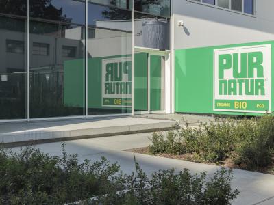 Betonplaten voor de ingang en groenaanleg met groenblijvende planten