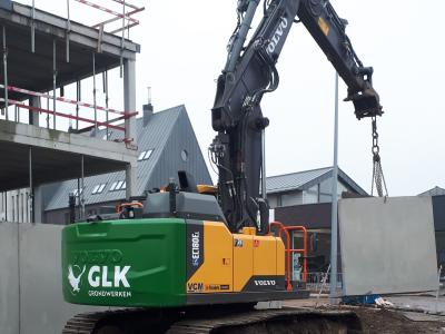 Plaatsen van keermuren met rupskraan GLK in 2e fase op werf te Kruisem