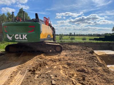 Uitgraven kelder met Volvo rupskraan GLK op werf in Oeselgem West-Vlaanderen