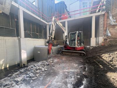 Uitbreken met Takeuchi minigraver GLK Grondwerken voor plaatsen putten op Campus U-Gent
