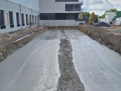betonplaat voorzien op bodem van uitgegraven put voor een wateropslagtank op werf AConstruct Wevelgem.