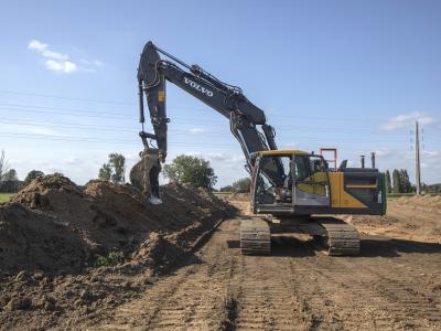 grond ophoging met Volvo 220