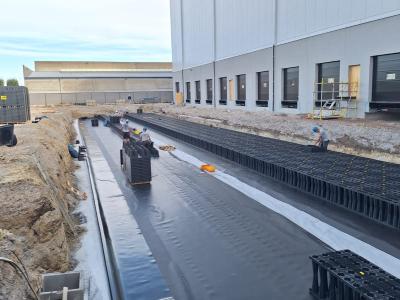 plaatsen van kratten voor waterbuffer
