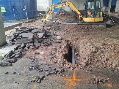 Uitbreken oude vloer voor nieuwe riolering en gepolierde betonvloer