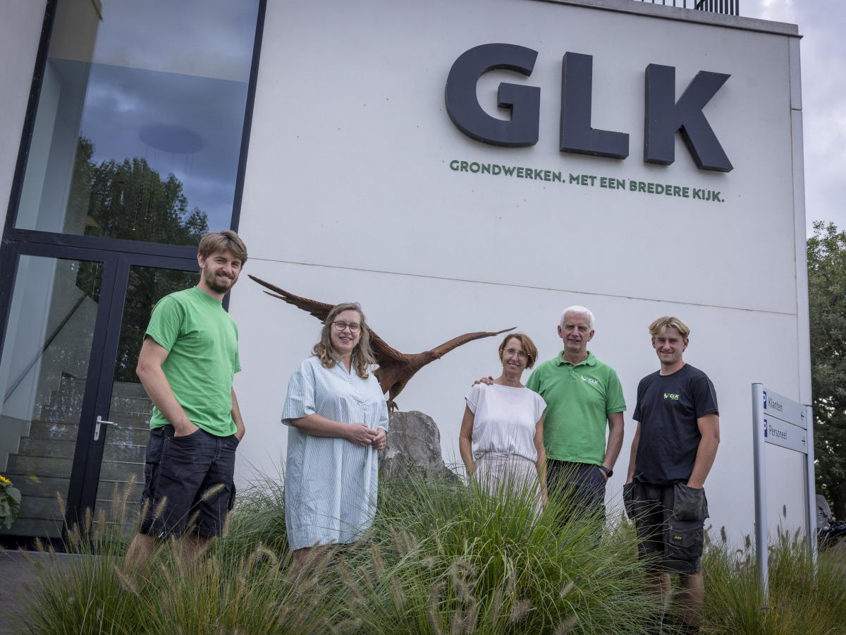 Familiefoto voor Bureau-ingang en adelaar