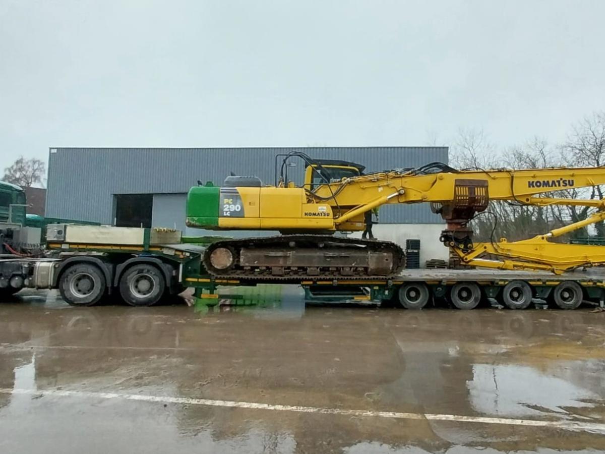 Eigen transport van kraan Komatso 290 met lange arm