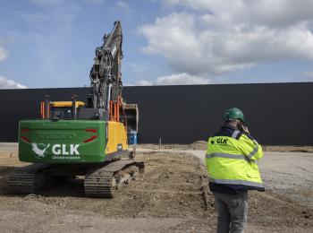 Werfleider fluo en helm op werf