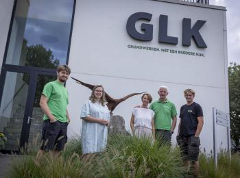 Familiefoto voor Bureau-ingang en adelaar