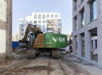 Grote rupskraan GLK Grondwerken door smalle doorgang